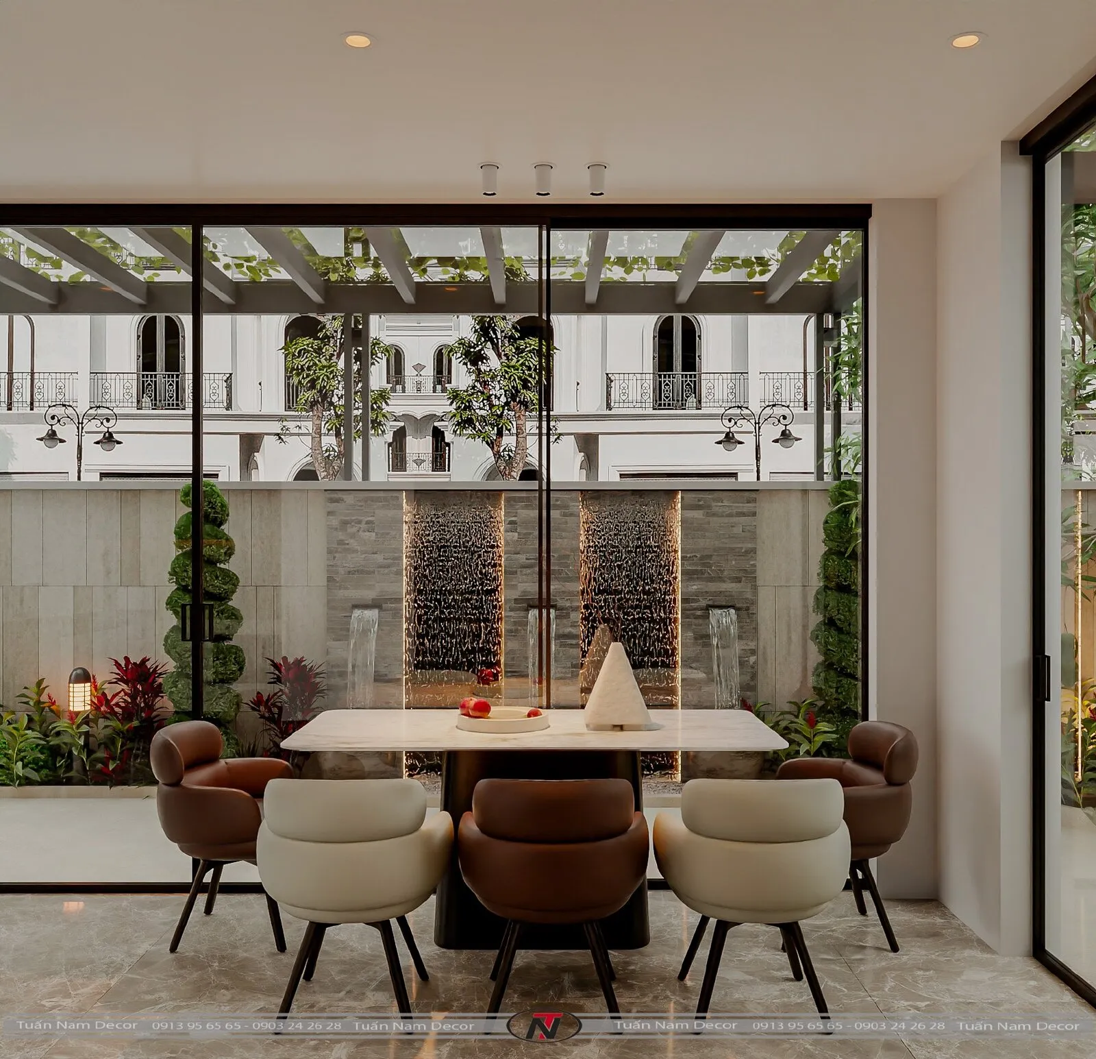 Bàn ăn kính nhìn ra sân vườn pergola và vách thác nước của nhà phố Chà là 47
